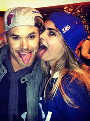 Cara Delevingne mostra a língua com ator de <i>Crepúsculo</i>, veja!