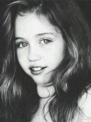 Miley Cyrus relembra sua infância e troca foto de perfil no <i>Twitter</i>