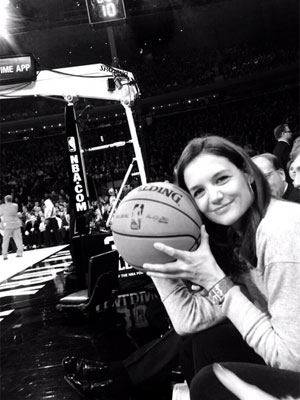 Katie Holmes assiste a partida de basquete