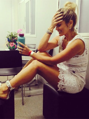 Flavia Alessandra sofre acidente doméstico e imobiliza o pé, saiba mais!