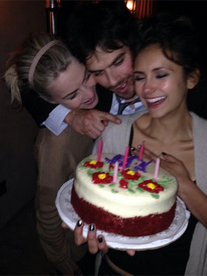 Nina Dobrev comemora aniversário ao lado de Ian Somerhalder. Confira!