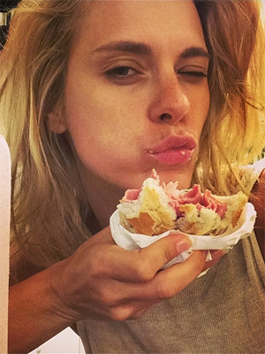 Carolina Dieckmann mostra que não está nem aí para a dieta, veja!