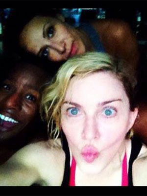 Sem maquiagem, Madonna manda beijo ao lado das amigas