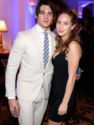 Depois de Robert Pattinson, Dylan Penn está namorando com ator de <i>Vampire Diaries</i>
