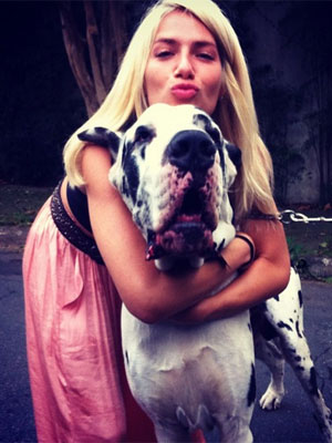 Giovanna Ewbank pula de carro para abraçar cachorro