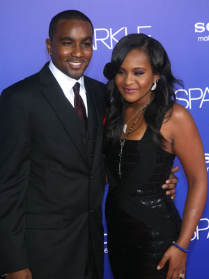 Mãe de Whitney Houston não gosta do casamento da neta com irmão adotivo