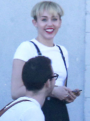 Miley Cyrus debuta novo corte de cabelo, veja!