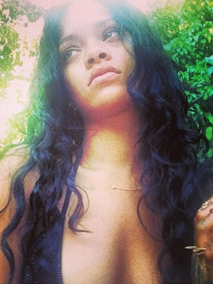 Rihanna esbanja simpatia no Brasil e posa sensual