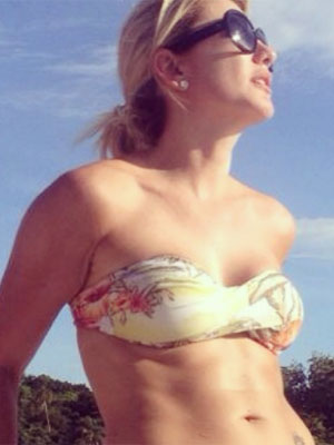 Antonia Fontenelle posa usando biquíni e exibe a barriga malhada