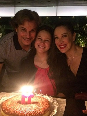 Separados, Claudia Raia e Edson Celulari se reúnem para aniversário da filha
