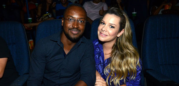 Junto com Thiaguinho, Fernanda Souza comparece a estréia de filme