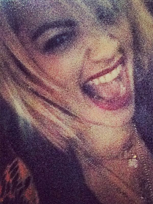 Em meio a rumores de separação, Rita Ora posa animada