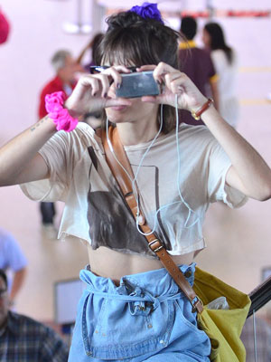 Maria Casadevall tira foto dos <i>paparazzi</i>