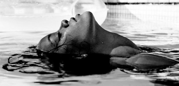 Rihanna tira foto <i>sexy</i> na piscina
