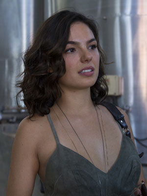 Isis Valverde curte a noite ao lado de Rodrigo Simas e elenco de <i>Além do Horizonte</i>