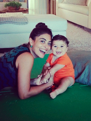Juliana Paes posa sorridente ao lado do filho caçula