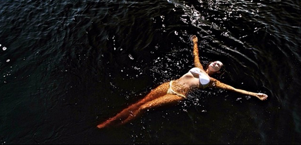 Deborah Secco aproveita as férias no mar