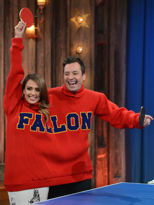 Jessica Alba divide camiseta com apresentador em programa de TV