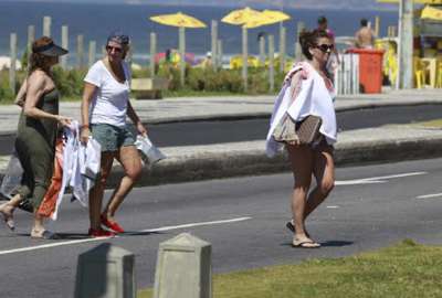 Giovanna Antonelli, José Loreto e Debora Nascimento curtem praia
