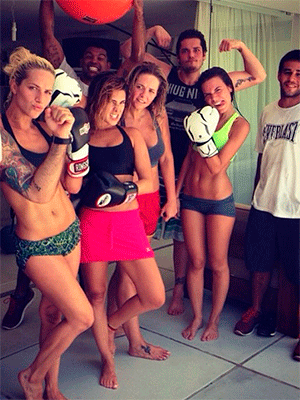 Giovanna Ewbank e Fernanda Paes Leme posam de barriguinha de fora em treino de boxe