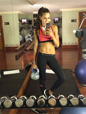 Após começar projeto em rede social, Izabel Goulart divulga foto com barriga tanquinho