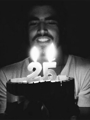 Caio Castro sopra as velinhas do seu aniversário