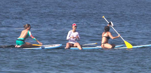 Paula Burlamaqui pratica <i>stand up paddle</i>