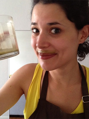 Manuela do Monte mostra suco verde em rede social