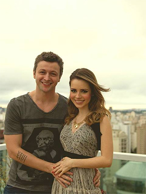 Dormindo, Sandy leva muitos beijos do marido. Entenda!
