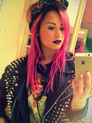Demi Lovato radicaliza e muda novamente a cor dos cabelos