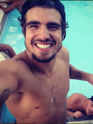 Sem camisa, Caio Castro agradece aos fãs por seu aniversário. Confira aqui!