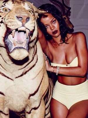 Rihanna posa de <i>lingerie</i> ao lado de estátua de tigre