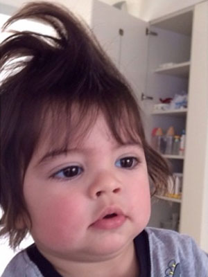 Shakira brinca de cabeleireira e faz moicano no filho