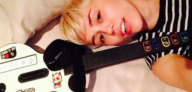 Com guitarra de brinquedo, Miley Cyrus finge ter participado do <i>Grammy</i>