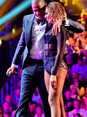 Jay-Z se declara para Beyoncé e brinca com Blue. Veja!