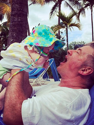 Filha de cinco meses de Alec Baldwin foi revistada em Nova York. Entenda!