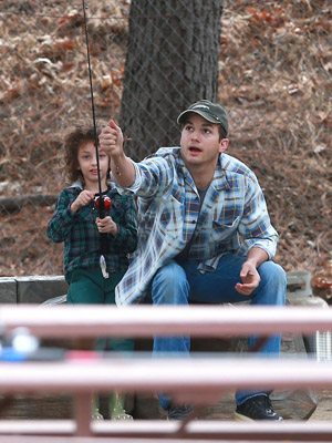 Ashton Kutcher ensina criança a pescar