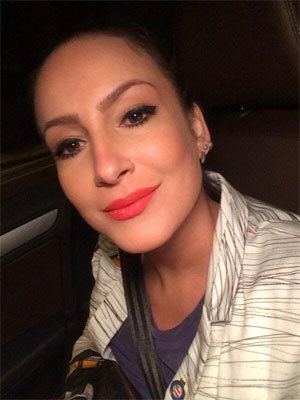 Claudia Leitte faz foto <i>selfie</i> dentro de carro