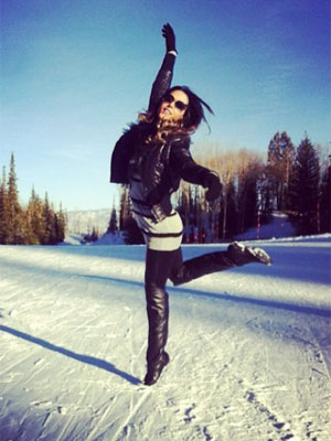Fernanda Machado faz pose de bailarina na neve, veja!