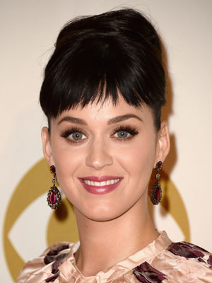 Katy Perry adota franjinha em premiação, veja!