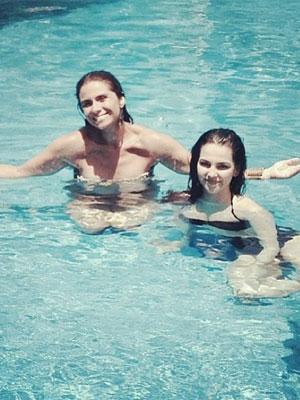 Reynaldo Gianecchini exercita seu lado <i>voyeur</i> e posta foto de Giovanna Antonelli na piscina