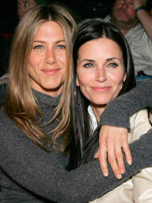 Jennifer Aniston dormia na casa de Courteney Cox após seu divórcio de Brad Pitt