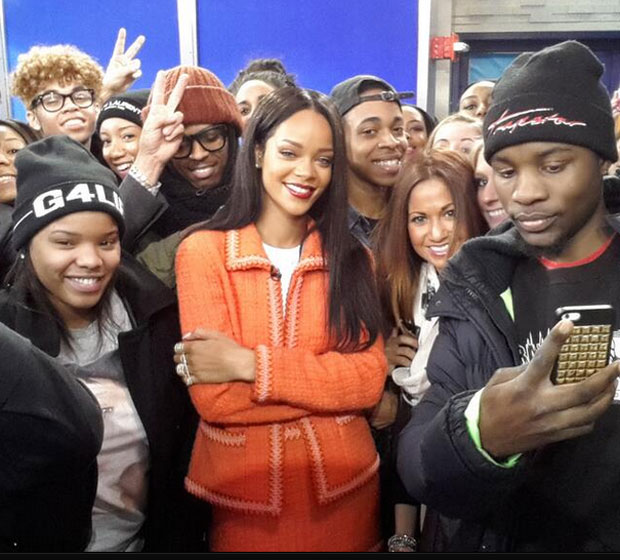 Rihanna faz caras e bocas ao lado dos atores de <i>Três é Demais</i>