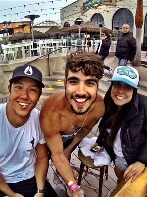 Com cabelo raspado nas laterais, Caio Castro exibe novo visual