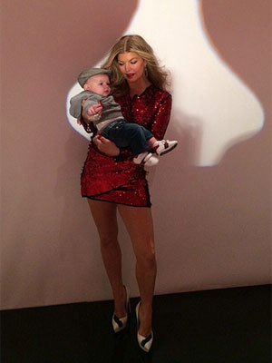 Fergie exibe a boa forma e posa com o filho durante campanha