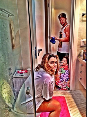 Sentada no vaso sanitário, Preta Gil posta foto no banheiro junto com o namorado