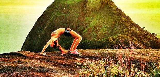 Thaila Ayala mostra flexibilidade e faz ponte com o corpo