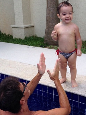 Rodrigo Faro posta foto com a filha na piscina