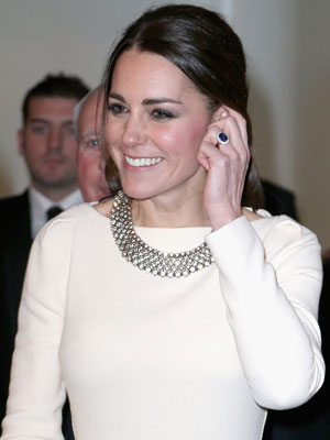 Rainha Elizabeth II ordena que Kate Middleton use saias maiores