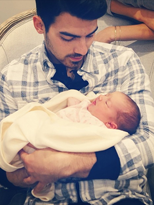 Joe Jonas baba na sobrinha, veja a foto!